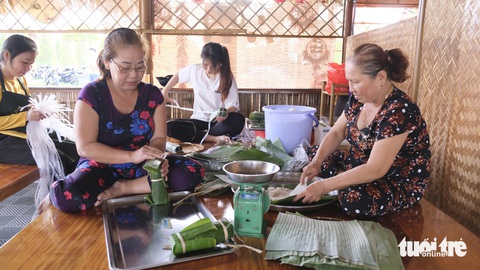 Một khu du lịch ở Làng hoa Sa Đéc gói hơn 3.000 đòn bánh tét đãi du khách - Ảnh 2.