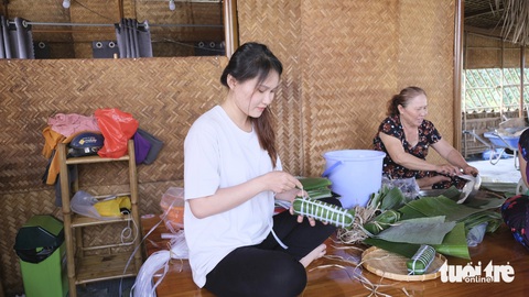Một khu du lịch ở Làng hoa Sa Đéc gói hơn 3.000 đòn bánh tét đãi du khách - Ảnh 3.