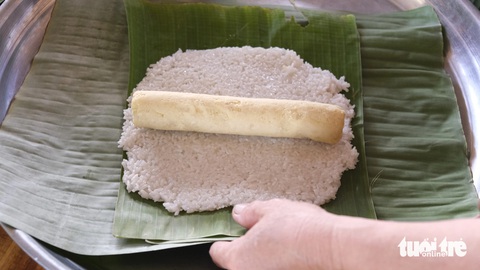 Một khu du lịch ở Làng hoa Sa Đéc gói hơn 3.000 đòn bánh tét đãi du khách - Ảnh 4.