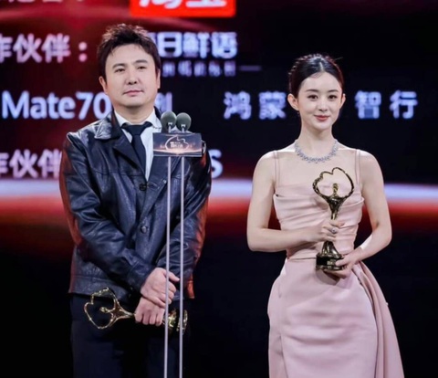 Đen Vâu trở lại đường đua nhạc Tết; Tạo hình nữ tu của Song Hye Kyo gây chú ý - Ảnh 4. Đen Vâu trở lại đường đua nhạc Tết; Tạo hình nữ tu của Song Hye Kyo gây chú ý - Ảnh 4.