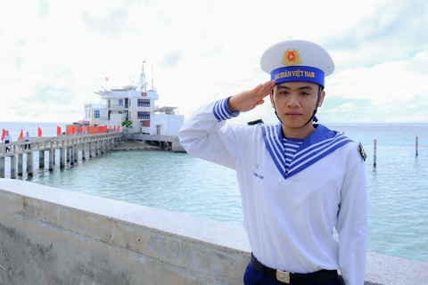 Niềm vui xen nghẹn ngào trong ngày chia xa đồng đội về quê ăn Tết - Ảnh 4. Nghẹn ngào chia tay đồng đội hoàn thành nghĩa vụ quân sự nơi đảo xa - Ảnh 4.