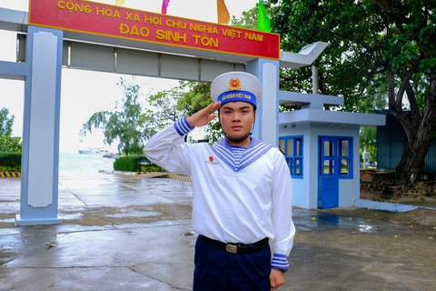 Niềm vui xen nghẹn ngào trong ngày chia xa đồng đội về quê ăn Tết - Ảnh 3. Nghẹn ngào chia tay đồng đội hoàn thành nghĩa vụ quân sự nơi đảo xa - Ảnh 3.
