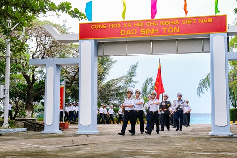 Niềm vui xen nghẹn ngào trong ngày chia xa đồng đội về quê ăn Tết - Ảnh 1. Nghẹn ngào chia tay đồng đội hoàn thành nghĩa vụ quân sự nơi đảo xa - Ảnh 1.