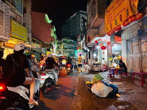 Người dân hết dám chạy xe lên vỉa hè do phạt nặng, vậy còn hàng rong lấn chiếm thì thế nào? - Ảnh 1. Người dân hết dám chạy xe lên vỉa hè, khi nào xử dứt hàng rong lấn chiếm? - Ảnh 1.