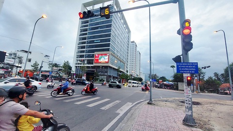 Công an tỉnh Khánh Hòa đề nghị giao quyền vận hành, điều chỉnh đèn giao thông cho CSGT - Ảnh 1.