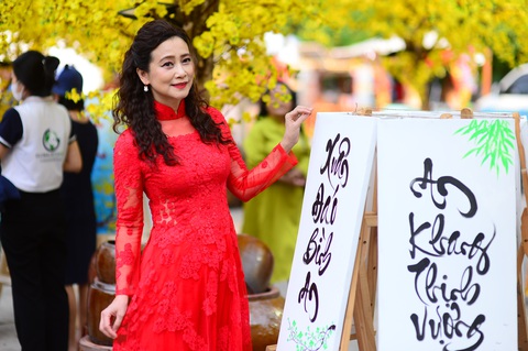 'Vấn đề quốc phục chưa nhận được sự đồng thuận, còn nhiều ý kiến trái chiều' - Ảnh 3. 'Vấn đề quốc phục chưa nhận được sự đồng thuận, còn nhiều ý kiến trái chiều' - Ảnh 2.