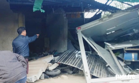 Xe tải chở lá dong lao vào cửa hàng tạp hóa, 6 người chết tại Nghệ An - Ảnh 2. Xe tải chở lá dong lao vào cửa hàng tạp hóa, 6 người chết tại Nghệ An - Ảnh 2.