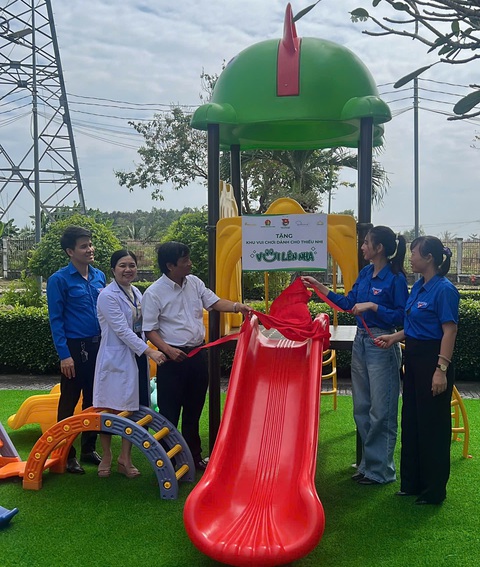 Thùy Tiên khánh thành 8 khu vui chơi cho bệnh nhi ở miền Tây - Ảnh 3. Thùy Tiên khánh thành 8 khu vui chơi cho bệnh nhi ở miền Tây - Ảnh 3.