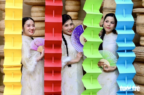 Lễ hội Tết Việt - Ảnh 4. Nghệ sĩ, người dân du xuân sớm tại Lễ hội Tết Việt Ất Tỵ 2025 - Ảnh 4.