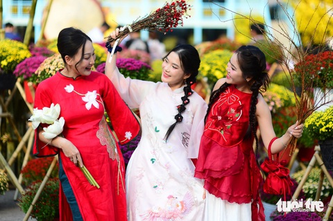 Lễ hội Tết Việt - Ảnh 5. Nghệ sĩ, người dân du xuân sớm tại Lễ hội Tết Việt Ất Tỵ 2025 - Ảnh 5.