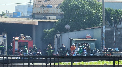 Cháy lớn kho vải ở quận Bình Tân, nhiều tài sản bị thiêu rụi - Ảnh 3. Cháy lớn kho vải ở quận Bình Tân, nhiều tài sản bị thiêu rụi - Ảnh 3.