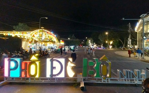 Phố đi bộ ở Ninh Thuận vắng hoe, hàng chục hộ kinh doanh ế ẩm - Ảnh 2. Phố đi bộ ở Ninh Thuận vắng hoe, hàng chục hộ kinh doanh ế ẩm - Ảnh 2.