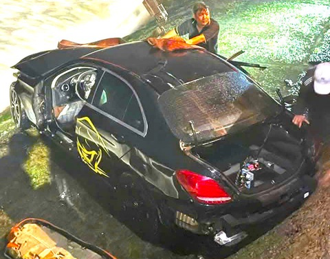 Xe Mercedes chở 5 người, lao xuống biển Nha Trang - Ảnh 1. Xe Mercedes chở 5 người, lao xuống biển Nha Trang - Ảnh 1.
