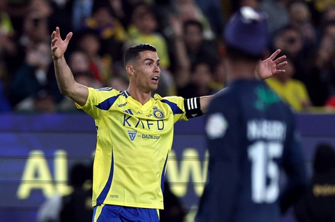 Ronaldo được mời ở lại Al Nassr với lương 13,4 tỉ đồng mỗi ngày - Ảnh 1.