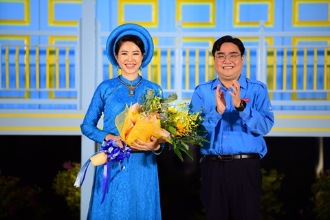 H'Hen Niê, Ngọc Châu, Quỳnh Hoa và hơn 100 người là nghệ sĩ vì cộng đồng - Ảnh 1. Cả trăm người nổi tiếng làm việc thiện để đời thêm ý nghĩa và biết ơn cuộc sống hôm nay - Ảnh 1.
