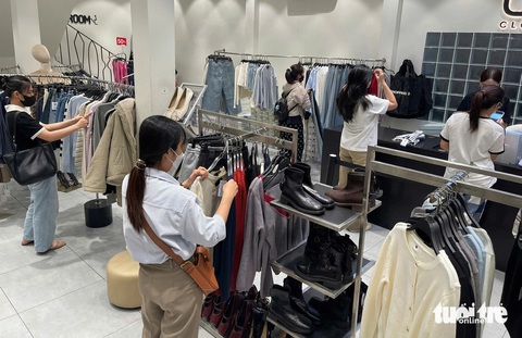 Rục rịch mua sắm, đón Tết linh đình - Ảnh 1. Nhộn nhịp sắm đồ diện Tết, chợ đêm vẫn hút khách sinh viên - Ảnh 1.