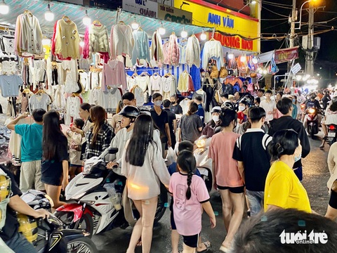 Rục rịch mua sắm, đón Tết linh đình - Ảnh 2. Chợ đêm hút khách sinh viên rần rần sắm đồ diện Tết - Ảnh 2.