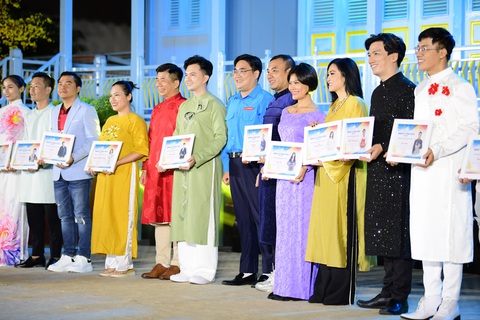 H'Hen Niê, Ngọc Châu, Quỳnh Hoa và hơn 100 người là nghệ sĩ vì cộng đồng - Ảnh 4. H'Hen Niê, Ngọc Châu, Quỳnh Hoa và hơn 100 người nổi tiếng là nghệ sĩ vì cộng đồng - Ảnh 4.