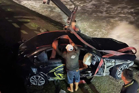 Tài xế lái xe Mercedes biển số TP.HCM chở 5 người lao xuống biển Nha Trang ra trình diện - Ảnh 1. Tài xế lái xe Mercedes biển số TP.HCM chở 4 cô gái lao xuống biển Nha Trang ra trình diện - Ảnh 1.