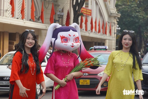 Cận Tết kiếm tiền triệu mỗi ngày nhờ chụp ảnh 'người con gái Hà Nội xưa' bên Hồ Gươm - Ảnh 6.