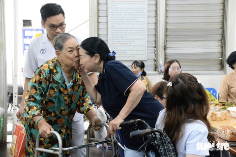 Ngoại Mai với nụ cười toả sáng sau 10 năm điều trị tai biến - Ảnh 1. Ngoại Mai với nụ cười toả sáng sau 10 năm điều trị tai biến - Ảnh 1.