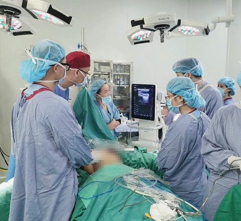 Cô gái 19 tuổi suýt phải cắt bỏ ngực vì nâng ngực không cần phẫu tuật - Ảnh 1. Cô gái 19 tuổi suýt phải cắt bỏ ngực vì nâng ngực không cần phẫu tuật - Ảnh 1.