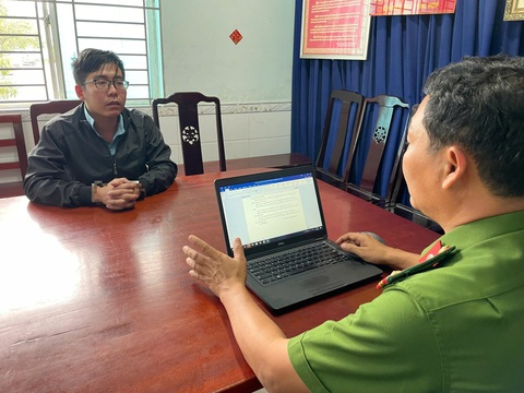 Công an quận Bình Tân tạm giữ hai nam thanh niên, thu hơn 1,2 tấn pháo nổ - Ảnh 1.