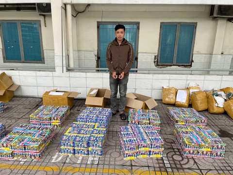 Công an quận Bình Tân tạm giữ hai nam thanh niên, thu hơn 1,2 tấn pháo nổ - Ảnh 2.