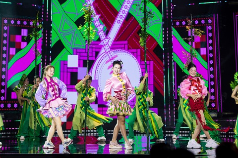 Bảo Anh, Hòa Minzy, Thiều Bảo Trâm mở màn Gala Nhạc Việt đầy cảm xúc - Ảnh 11. Nhóm LUNAS làm mới hit ‘Năm qua đã làm gì’ của Noo Phước Thịnh - Ảnh 11.