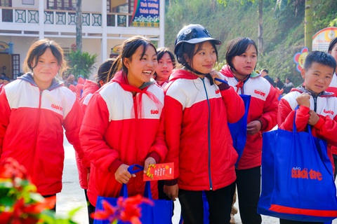 Học sinh vùng cao 'tay xách nách mang' quà Tết về nhà - Ảnh 1. Học sinh vùng cao 'tay xách nách mang' quà Tết về nhà - Ảnh 1.