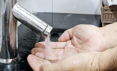 Miền Tây cảnh báo thiếu nước sinh hoạt, kêu gọi người dân dùng nước tiết kiệm - Ảnh 1.