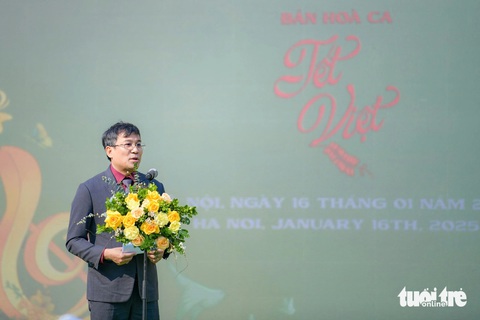Phu nhân Ngô Phương Ly trổ tài vào bếp, gói bánh chưng cùng các nữ đại sứ - Ảnh 3.