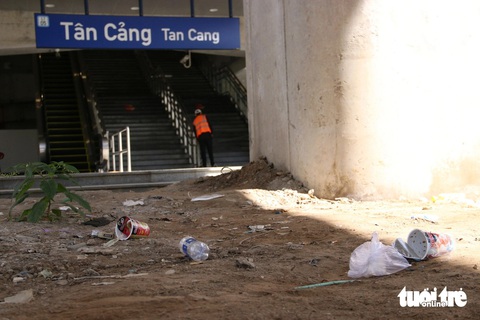 Rác thải sinh hoạt nhếch nhác quanh nhà ga Tân Cảng - Ảnh 10.