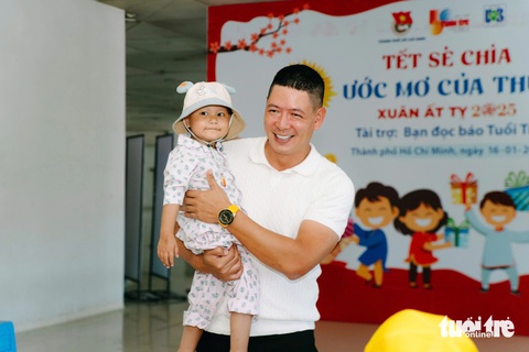 Chăm lo Tết cho bệnh nhi ung thư tại TP.HCM - Ảnh 4. Nhận quà Tết sớm, bệnh nhi ung thư vui lắm - Ảnh 5.