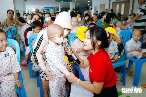 Chăm lo Tết cho bệnh nhi ung thư tại TP.HCM - Ảnh 5. Chăm lo Tết cho bệnh nhi ung thư tại TP.HCM - Ảnh 5.