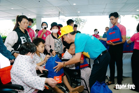 Chăm lo Tết cho bệnh nhi ung thư tại TP.HCM - Ảnh 7. Nhận quà Tết sớm, bệnh nhi ung thư vui lắm - Ảnh 8.
