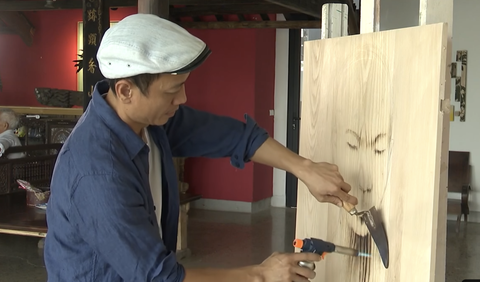 Họa sĩ Ngô Văn Sắc và những bức tranh vẽ bằng… lửa - Ảnh 3. Họa sĩ Ngô Văn Sắc và những bức tranh vẽ bằng… lửa - Ảnh 3.