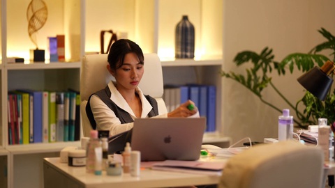 Ai là người 'chống lưng' cho Thùy Tiên vào vai chính phim Chốt đơn? - Ảnh 2.