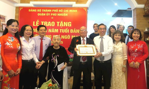 Phó bí thư Thành ủy TP.HCM Nguyễn Phước Lộc trao huy hiệu 65 năm tuổi Đảng - Ảnh 1.