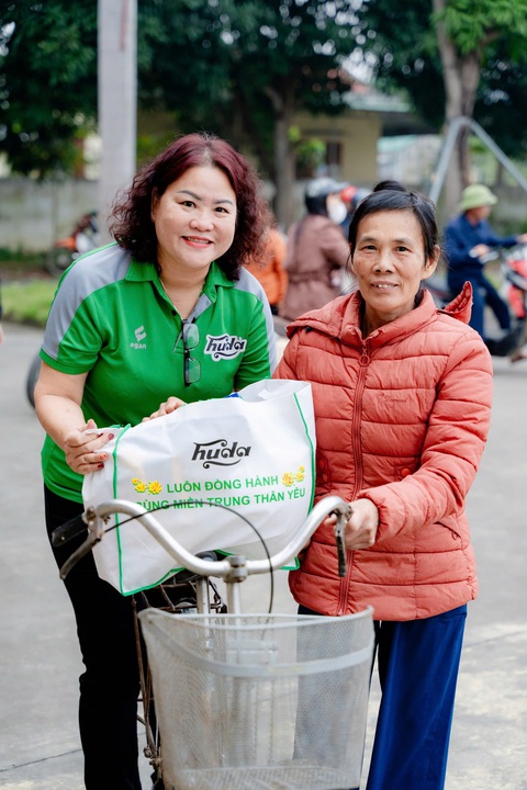 Carlsberg Việt Nam trao quà tận tay 7.500 gia đình có hoàn cảnh đặc biệt - Ảnh 2.