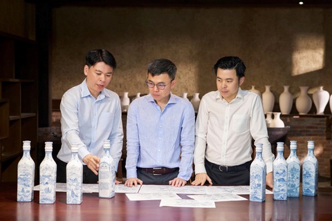 Gìn giữ những câu chuyện qua các tác phẩm sứ - Ảnh 2.