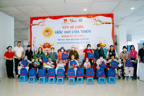 Chăm lo Tết cho bệnh nhi ung thư tại TP.HCM - Ảnh 9. Nhận quà Tết sớm, bệnh nhi ung thư vui lắm - Ảnh 9.