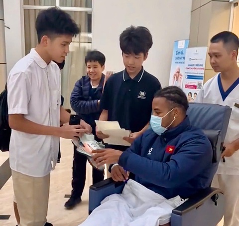 Nguyễn Xuân Son tự tập đi, luôn có vợ kề bên động viên - Ảnh 5. Nguyễn Xuân Son tự tập đi, luôn có vợ kề bên động viên - Ảnh 3.