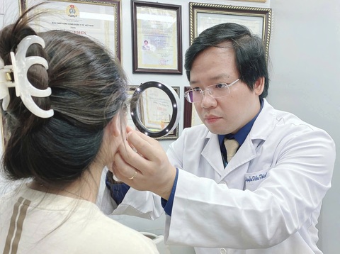 Xăm môi đón Tết, cô gái hốt hoảng tìm bác sĩ vì thành ‘môi cá trê’ - Ảnh 2. Xăm môi đón Tết, cô gái hốt hoảng tìm bác sĩ vì thành ‘môi cá trê’ - Ảnh 2.