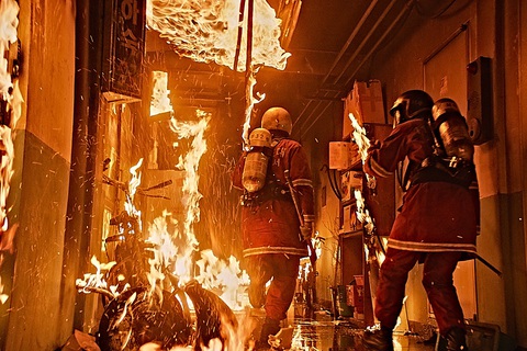 Firefighters: Những trái tim ngoan cường giữa biển lửa - Ảnh 4. Firefighters - Ảnh 4.