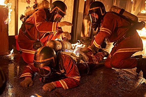 Firefighters: Những trái tim ngoan cường giữa biển lửa - Ảnh 1. Firefighters - Ảnh 1.