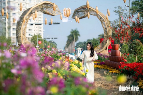 Muôn góc check-in Tết tại đường hoa Home Hanoi Xuan: lên đồ đón Tết ngay thôi - Ảnh 4. Muôn góc check-in Tết tại đường hoa Home Hanoi Xuan: lên đồ đón Tết ngay thôi - Ảnh 4.