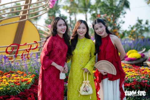 Muôn góc check-in Tết tại đường hoa Home Hanoi Xuan: lên đồ đón Tết ngay thôi - Ảnh 5. Muôn góc check-in Tết tại đường hoa Home Hanoi Xuan: Lên đồ đón Tết ngay thôi - Ảnh 5.