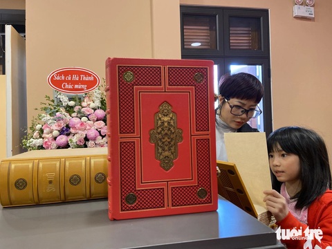 Ngắm Truyện Kiều phiên bản đặc biệt bìa sơn mài dán vàng lá - Ảnh 2. Ngắm Truyện Kiều phiên bản đặc biệt bìa sơn mài dán vàng lá - Ảnh 2.