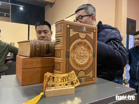 Ngắm Truyện Kiều phiên bản đặc biệt bìa sơn mài dán vàng lá - Ảnh 11. Ngắm Truyện Kiều phiên bản đặc biệt bìa sơn mài dán vàng lá - Ảnh 9.